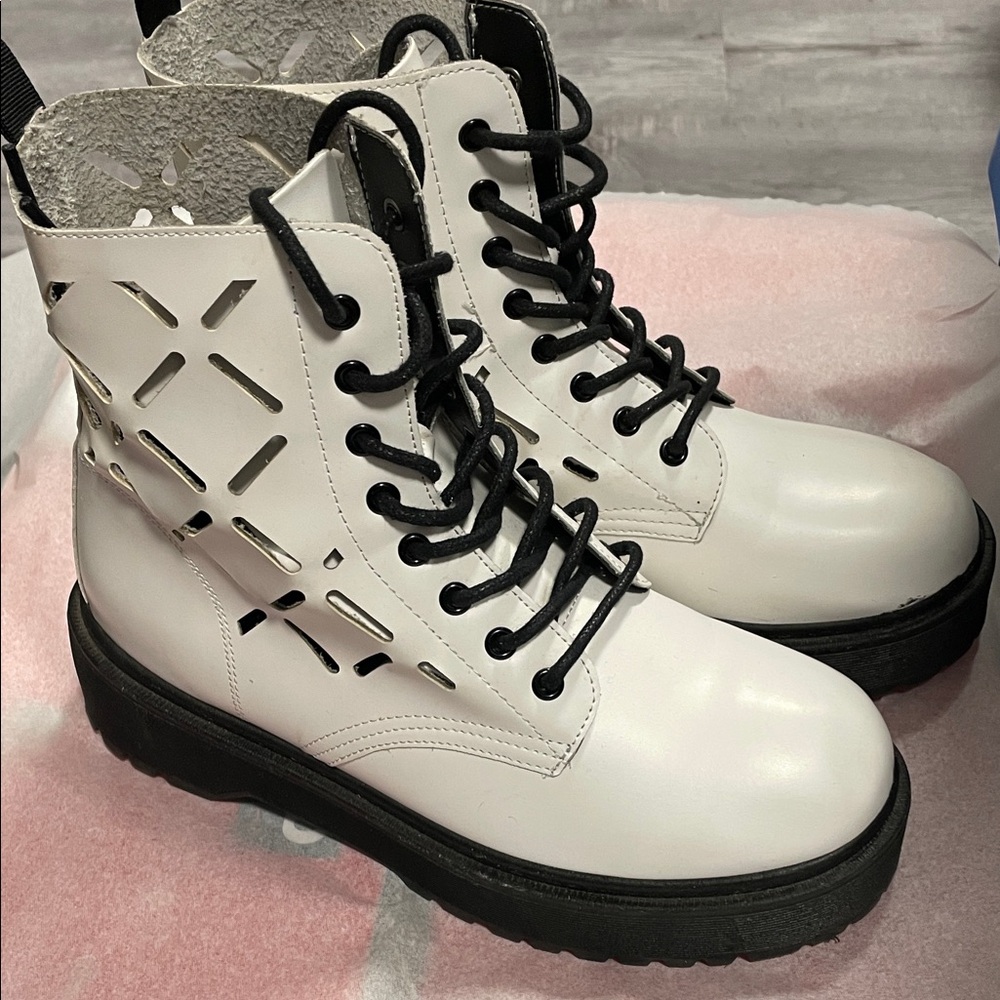 Excellent condition vegan Yoki white boots